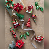 Kit 16 Enfeites de Natal Tradicionais Vermelho e Verde com Papai Noel, Presentes e Árvores