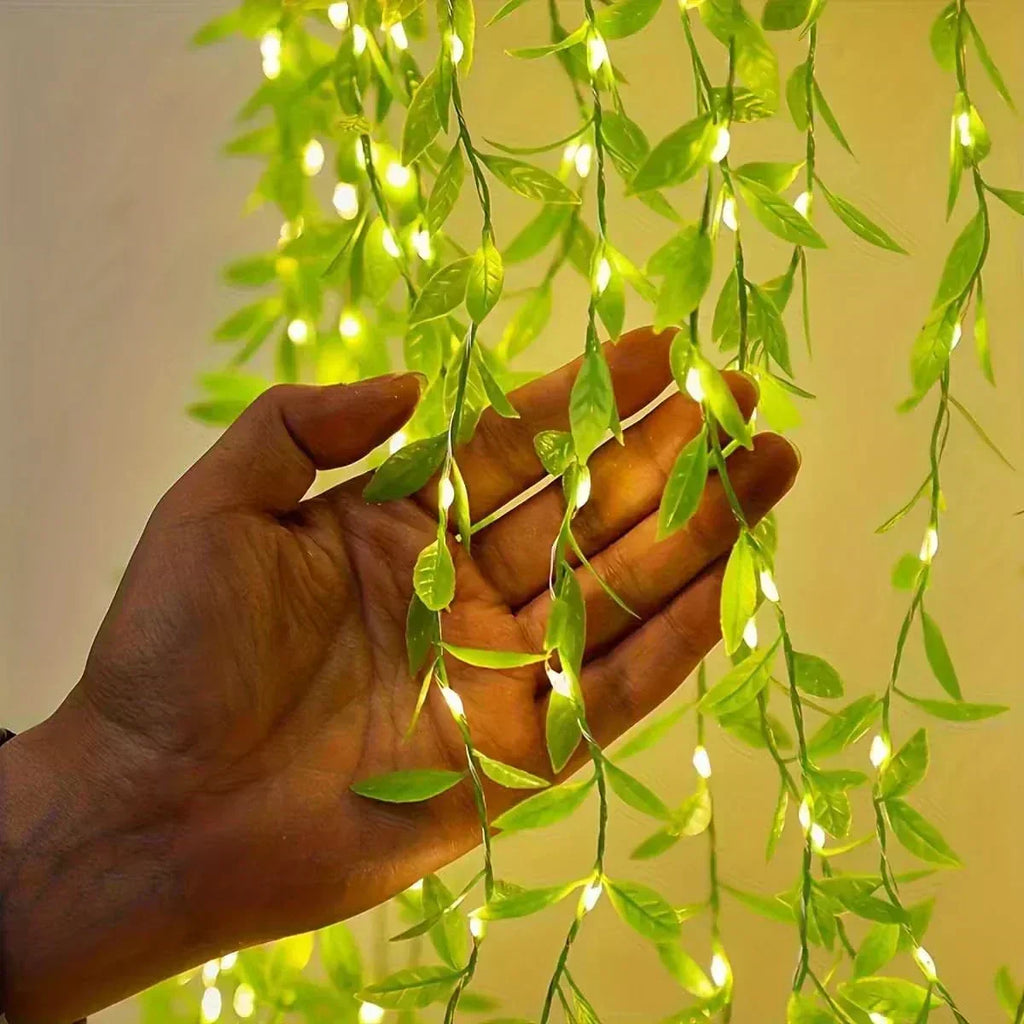 Cortina de Luzes Natalinas com Folhas – Encanto e Magia em Cada Detalhe