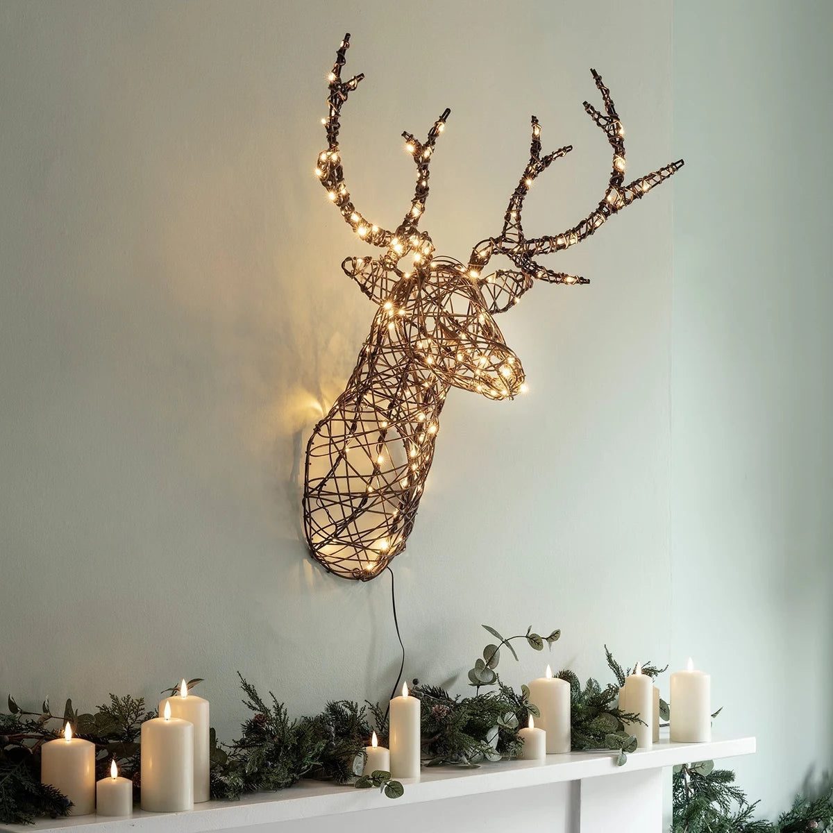 Cabeça de Rena Iluminada de Parede 84 cm – Rattan Sintético com LED Branco Quente