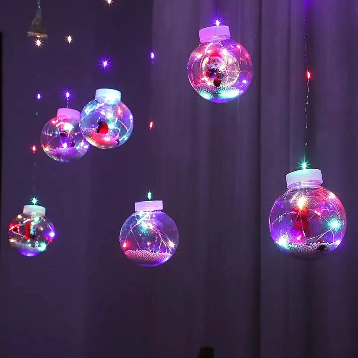 Cortina de Luzes LED com Globos Natalinos – Papai Noel, Árvore ou Boneco de Neve