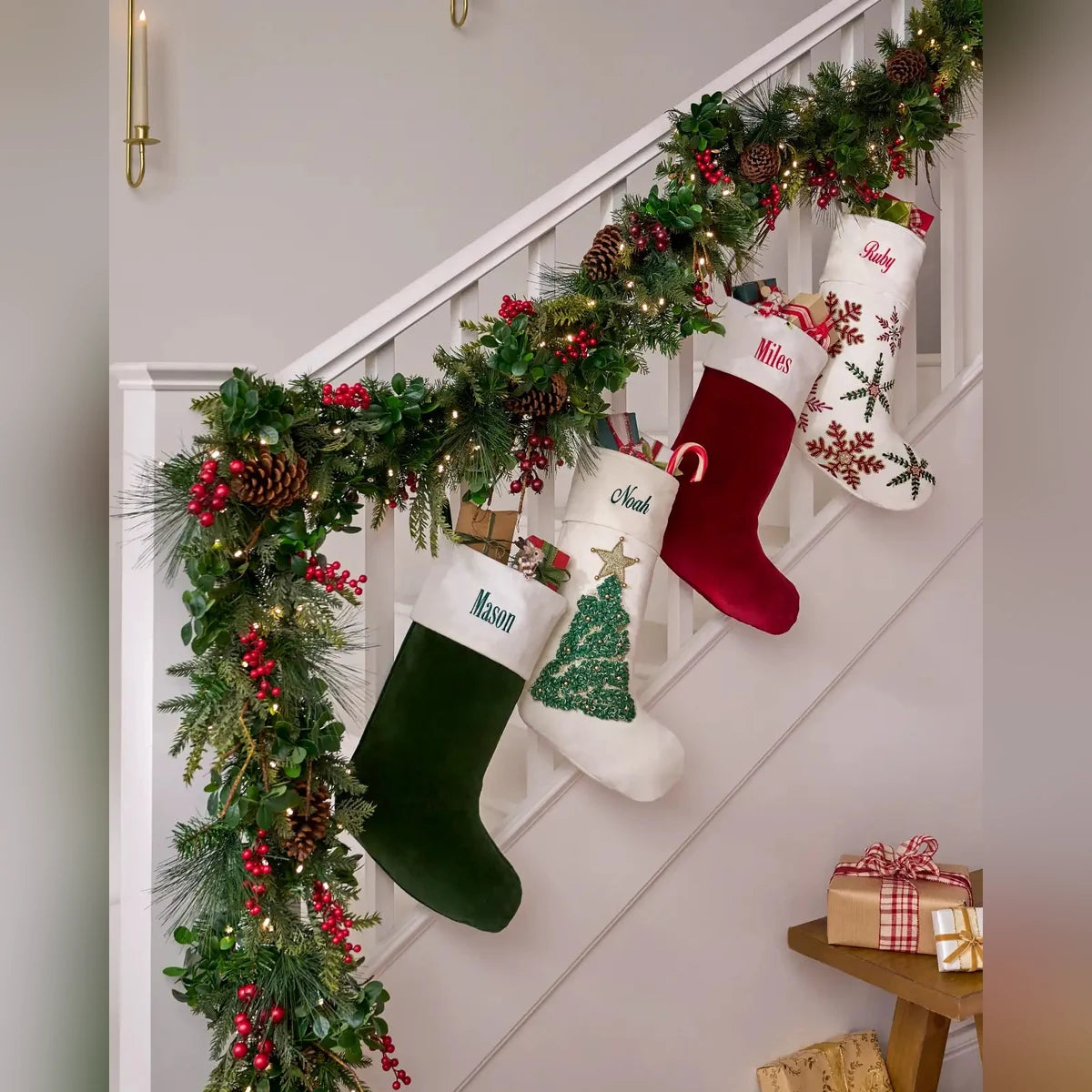 Festão de Natal com Frutinhas Vermelhas e LED – 60 cm x 2 m