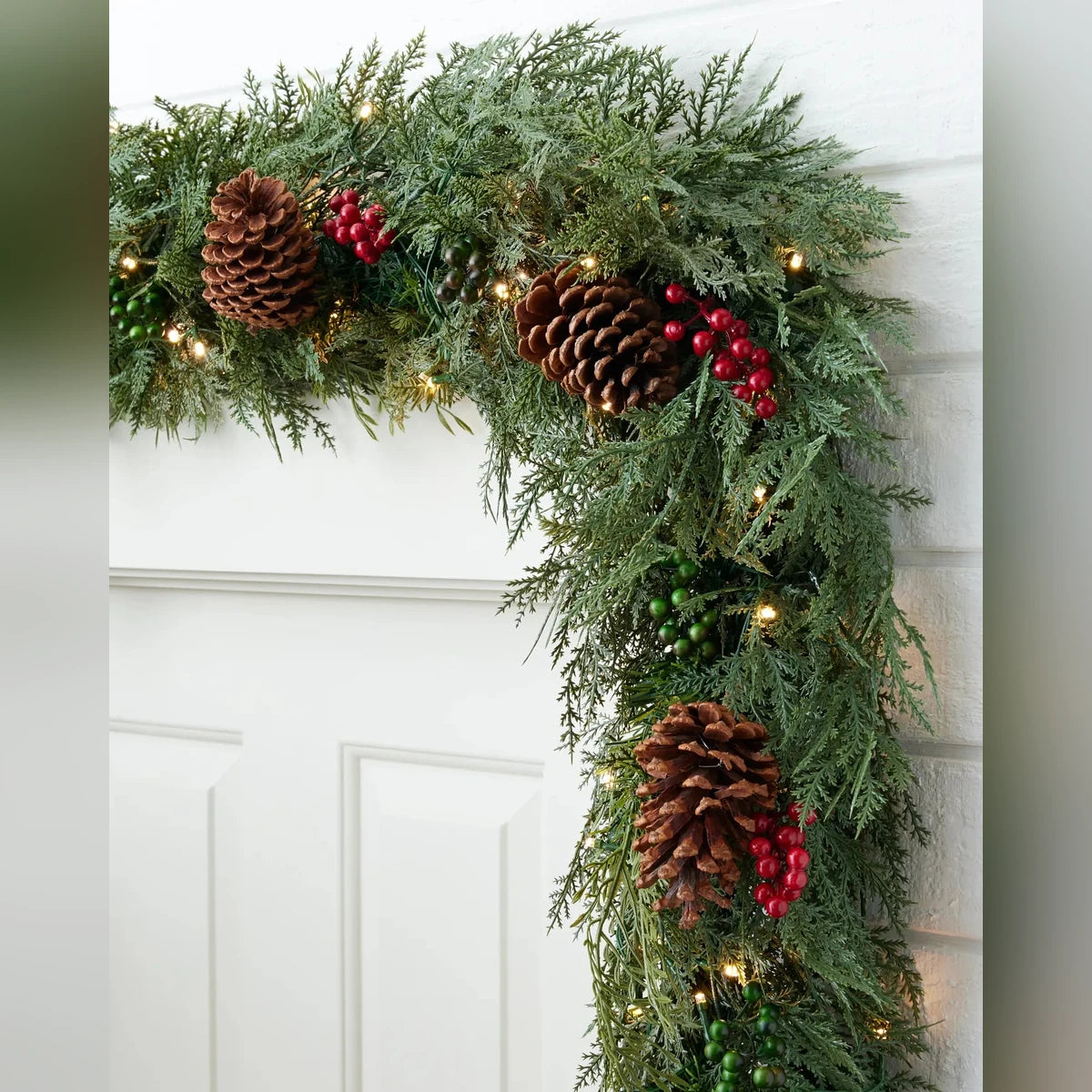 Festão de Pinheiro com Pinhas e Frutas Vermelhas e LED – 60 cm x 2 m