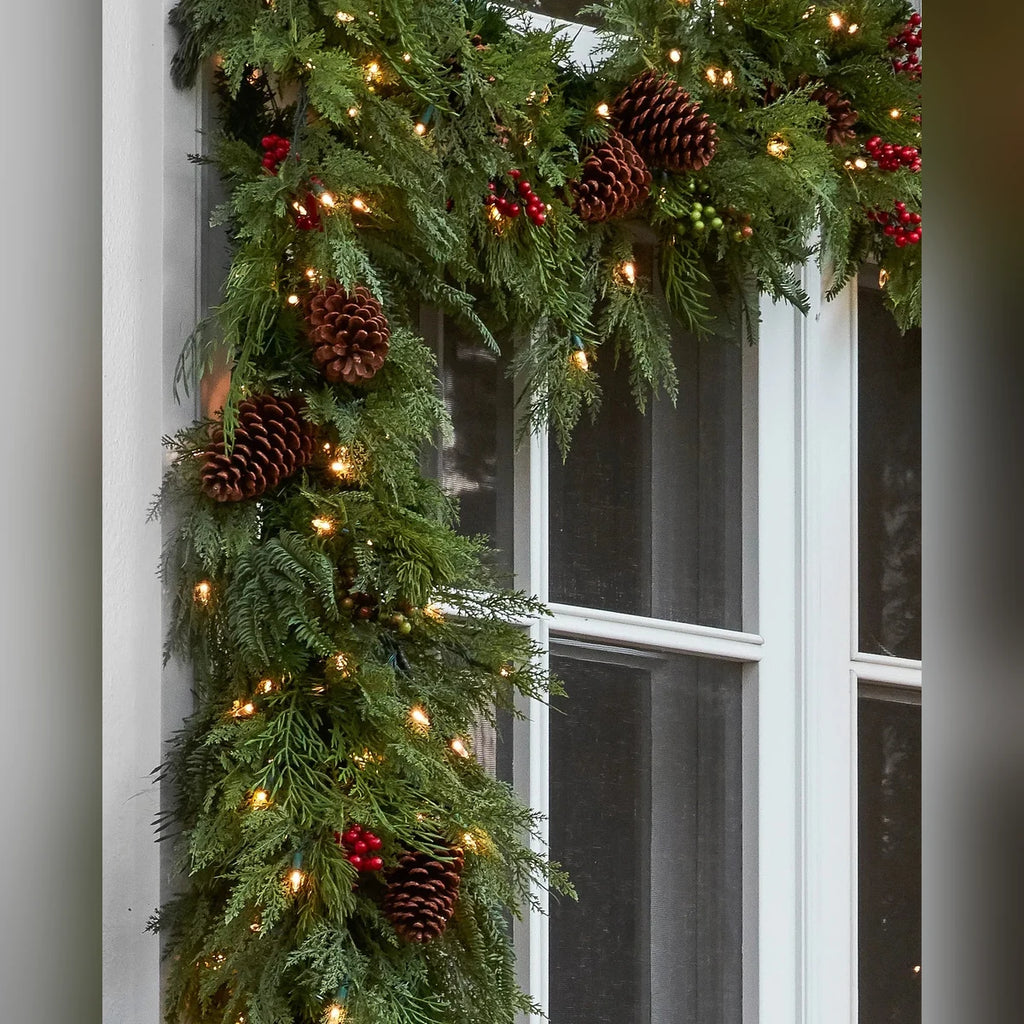 Festão de Pinheiro com Pinhas e Frutas Vermelhas e LED – 60 cm x 2 m