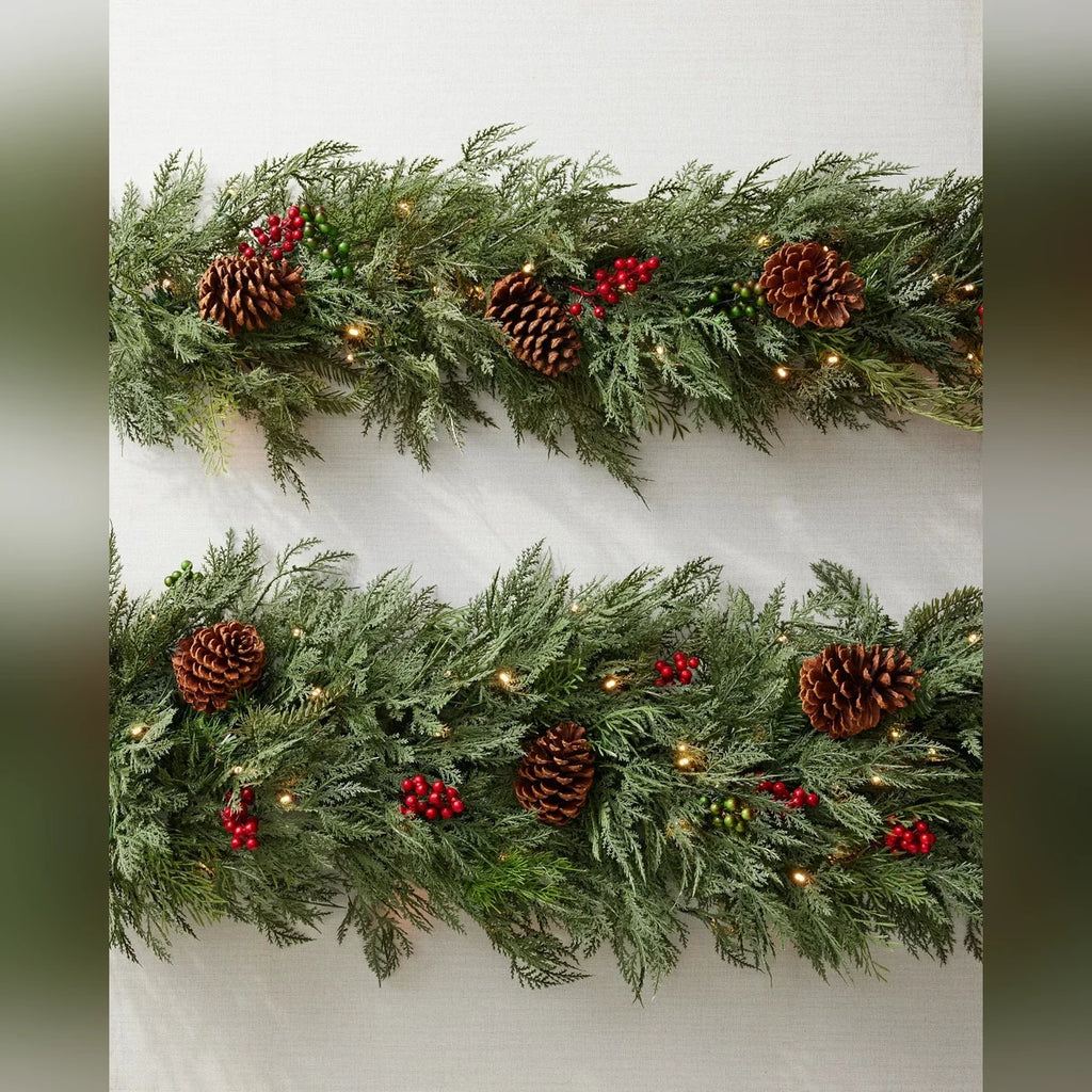 Festão de Pinheiro com Pinhas e Frutas Vermelhas e LED – 60 cm x 2 m