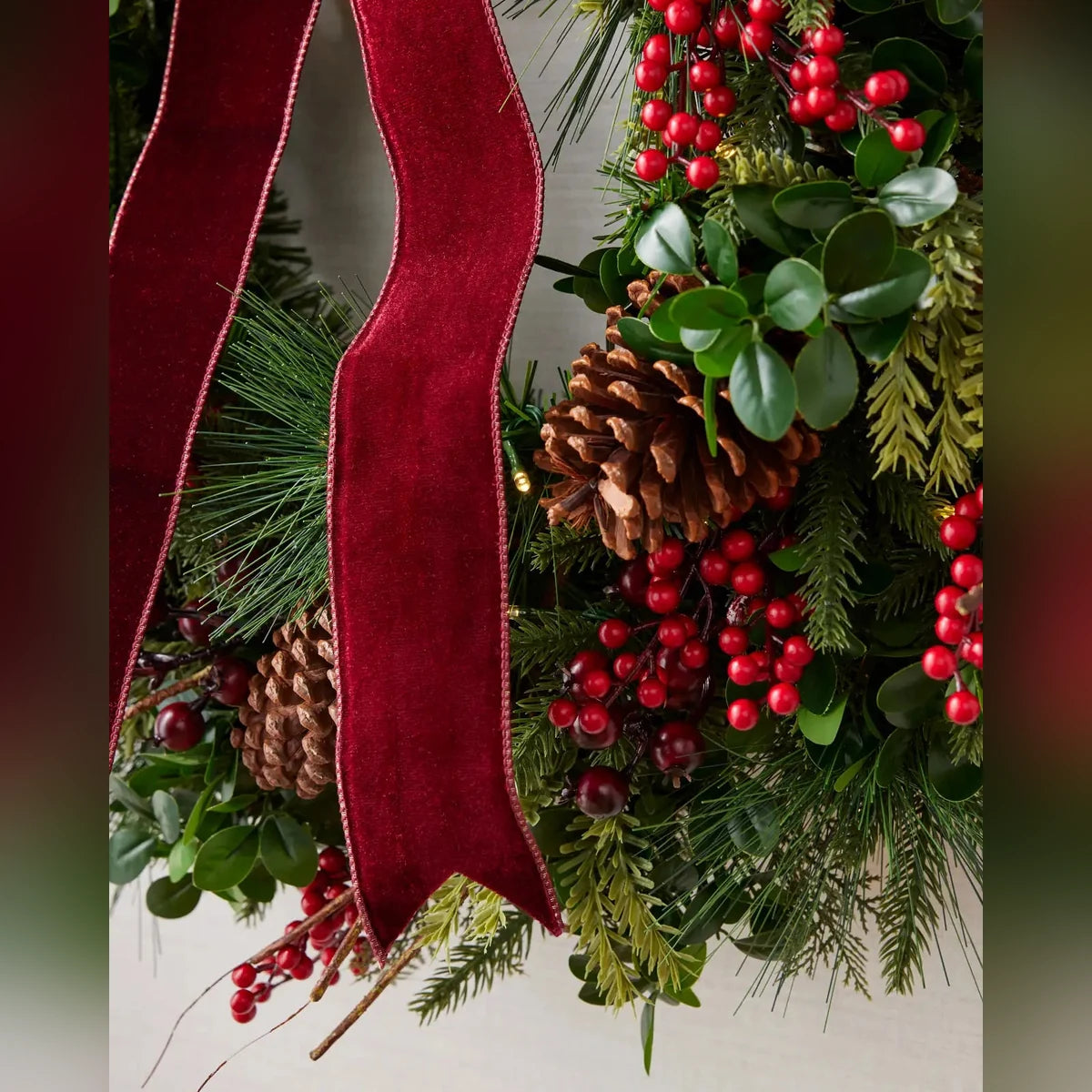 Guirlanda de Natal 90 cm com LED, Laço Bordô, Pinhas e Frutas Vermelhas