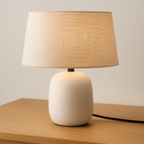 Luminária de Mesa Base Cerâmica Branca com Cúpula Linho