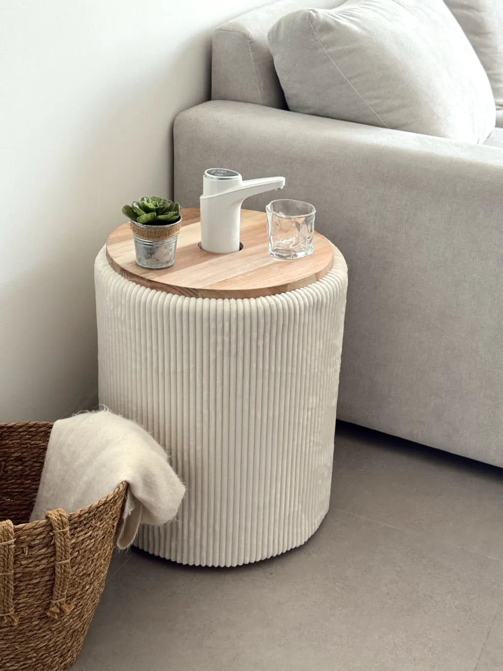 Mesa lateral com dispensador de água em madeira premium