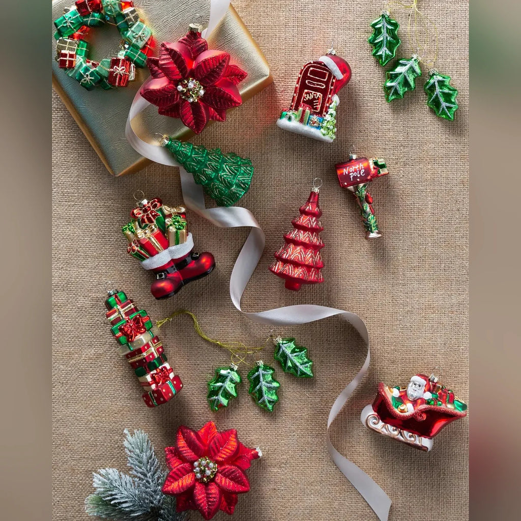 Kit 16 Enfeites de Natal Tradicionais Vermelho e Verde com Papai Noel, Presentes e Árvores