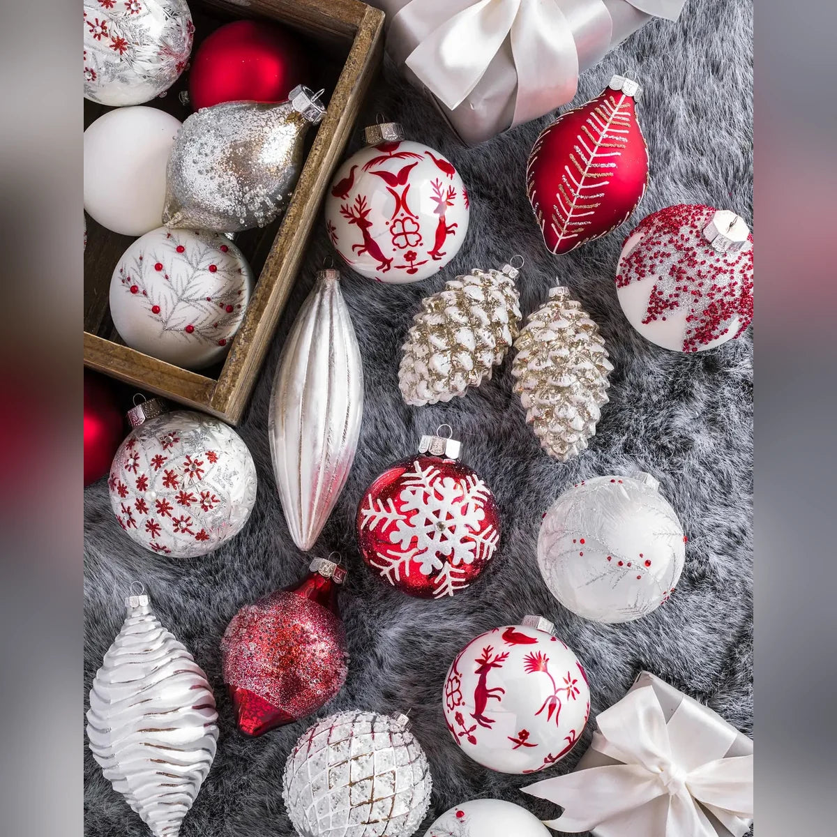 Kit 25 Enfeites para Árvore de Natal Vermelho, Branco e Prata – Coleção Inverno Clássico