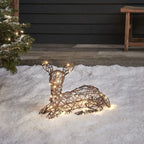 Rena Deitada Iluminada em Rattan Marrom – LED Branco Quente