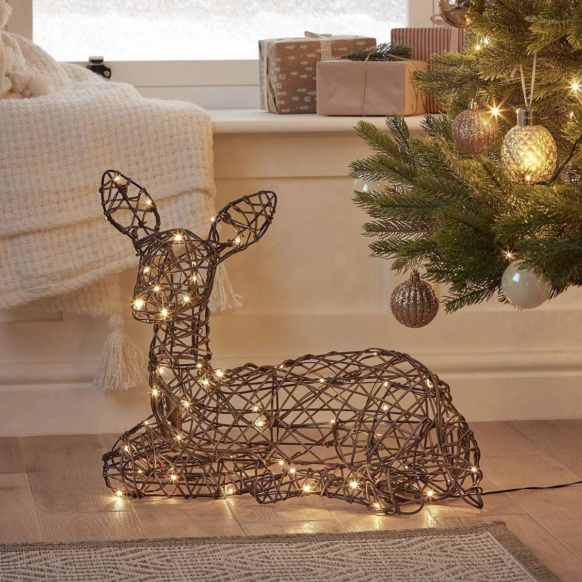 Rena Deitada Iluminada em Rattan Marrom – LED Branco Quente