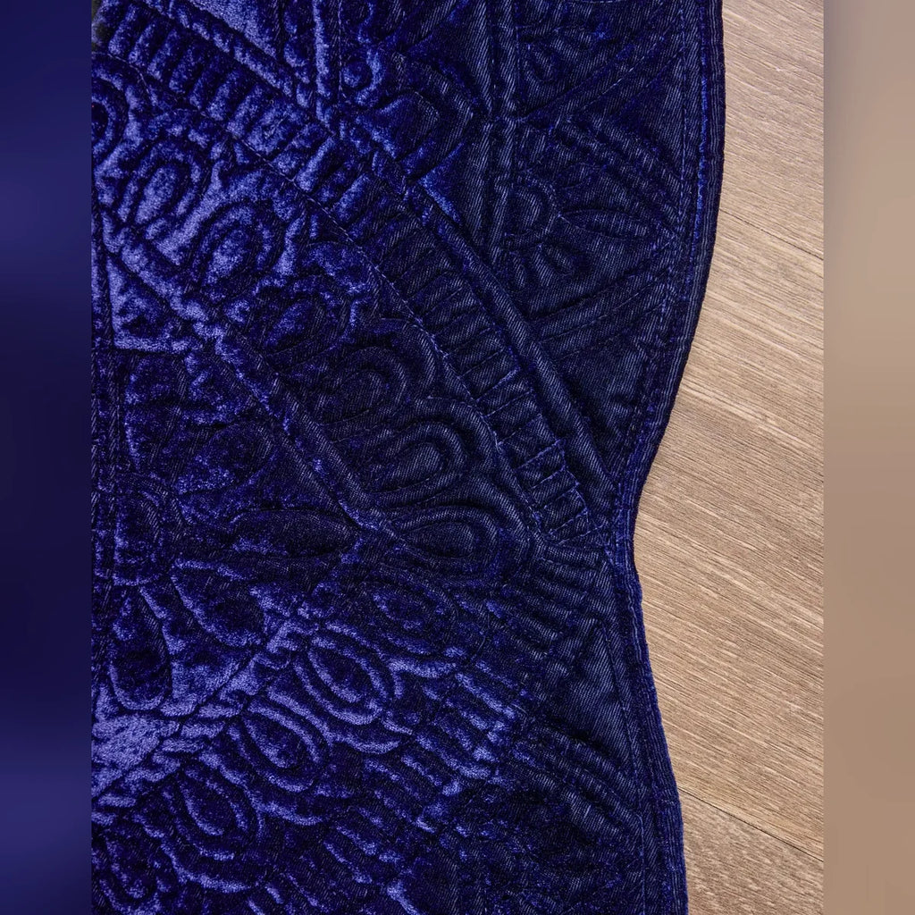 Saia para Árvore de Natal em Veludo Azul Meia-Noite com Relevo