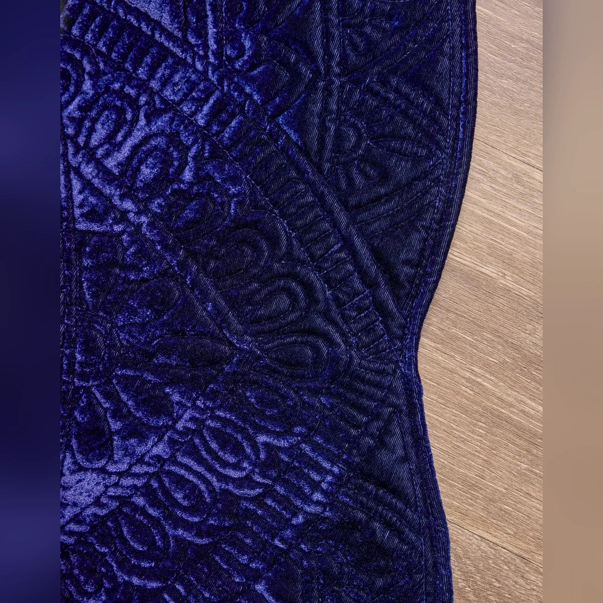 Saia para Árvore de Natal em Veludo Azul Meia-Noite com Relevo