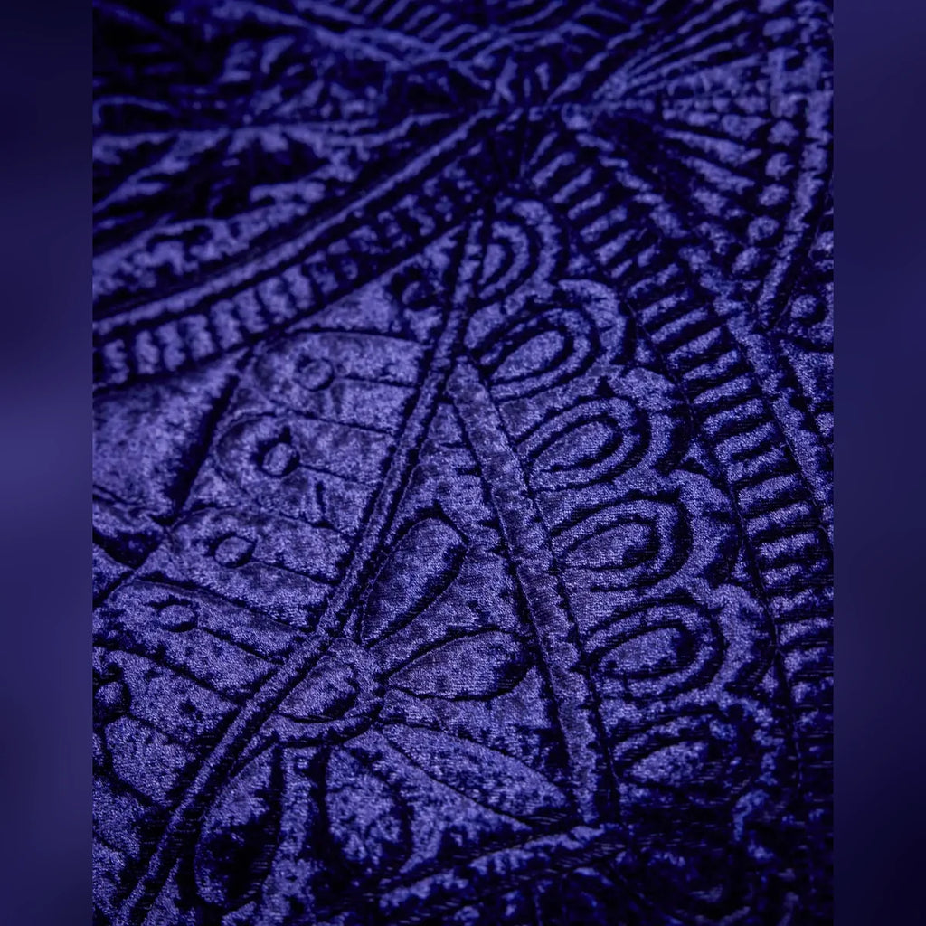 Saia para Árvore de Natal em Veludo Azul Meia-Noite com Relevo