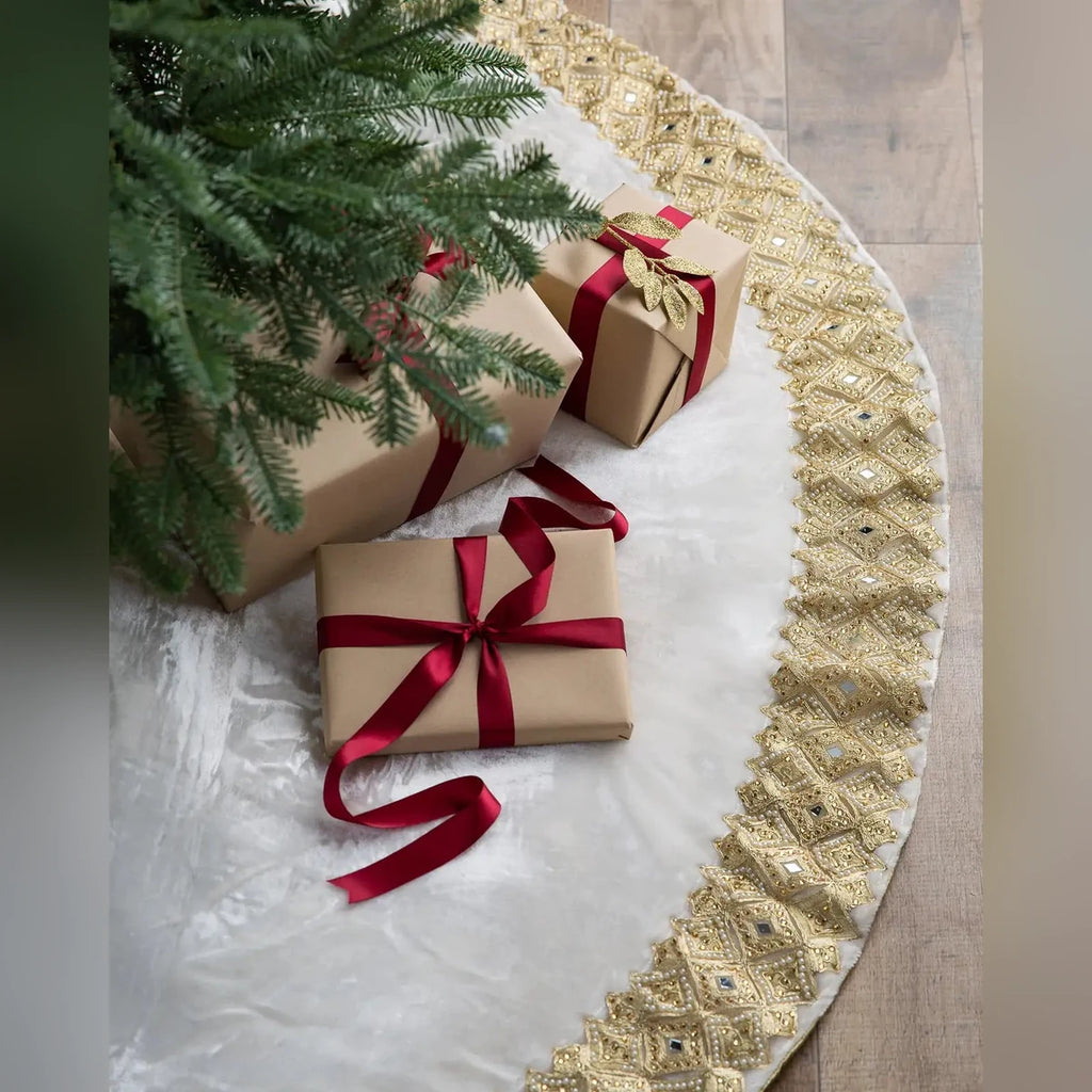 Saia para Árvore de Natal em Veludo Marfim com Bordado Dourado e Pedrarias