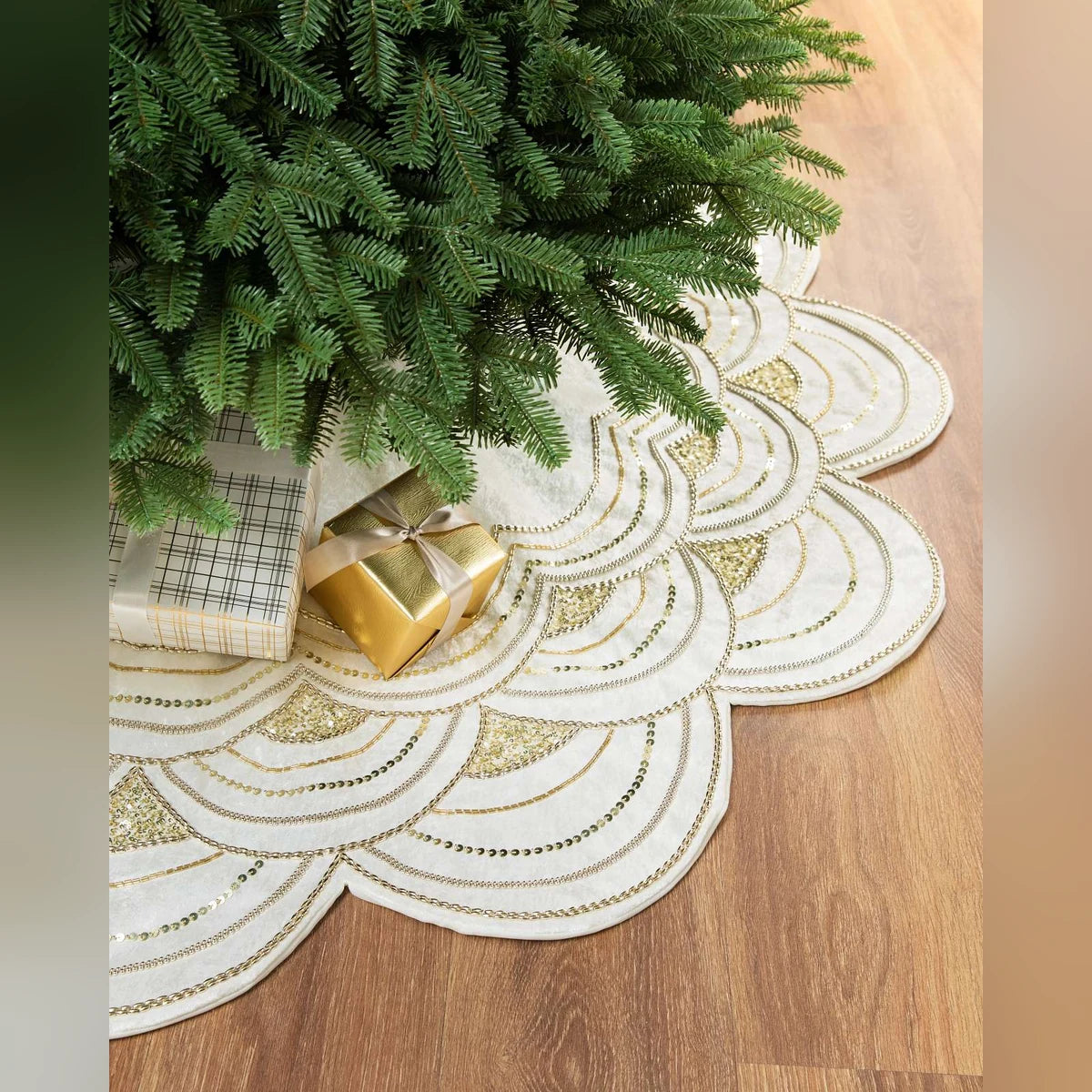 Saia para Árvore de Natal em Veludo Marfim com Bordados e Paetês Dourados