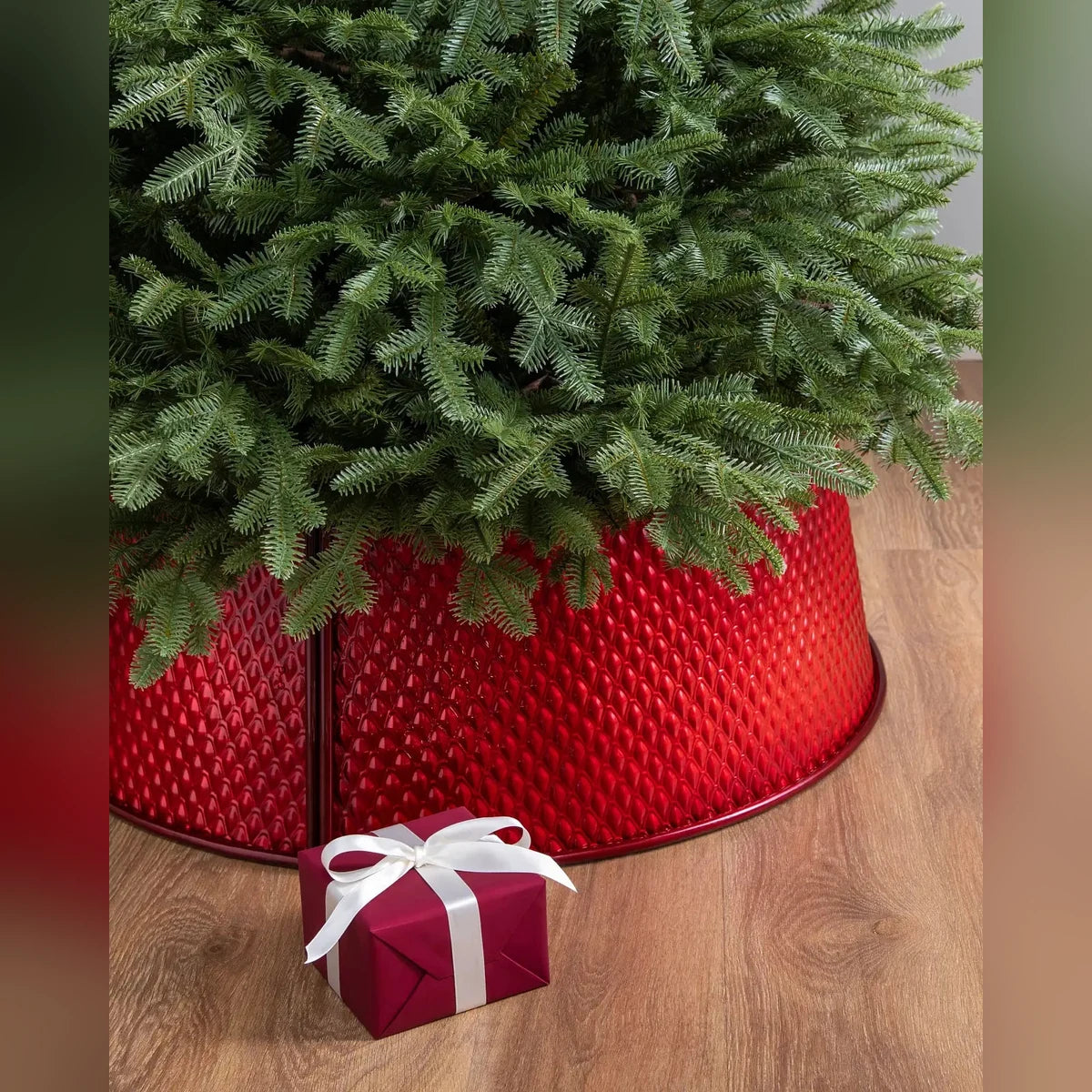 Saia Rígida para Árvore de Natal em Metal Vermelho Texturizado